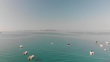 Eine-Professionell-Aussehende-Luft,-Die-Direkt-über-Einige-Boote-Am-Kristallklaren-Adriatischen-Meer-In-Kroatien,-Mittelmeer-Fliegt