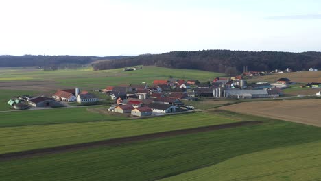 Luftaufnahme-Der-Slowenischen-Landschaft,-Landwirtschaftliche-Landschaft-Im-Frühling,-Kleines-Dorf-In-Europa