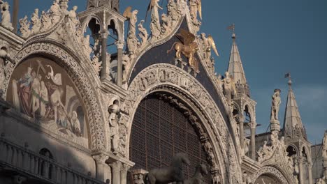 Closeup-of-beautiful-architecture-of-Saint-Marks-Basilica-in-Venice,-Italy