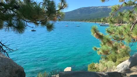 Una-Playa-Pintoresca-En-El-Lado-De-La-Costa-Este-Del-Lago-Tahoe-Llamada-&quot;playa-Escondida&quot;