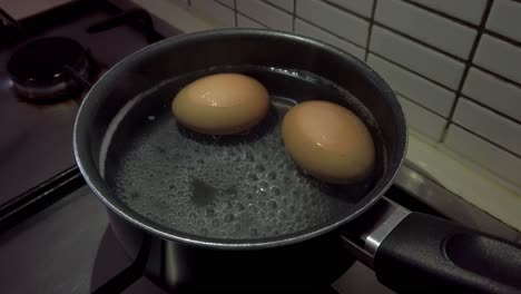 Kochen-Von-Zwei-Eiern-In-Einer-Untertasse-Auf-Einem-Herd