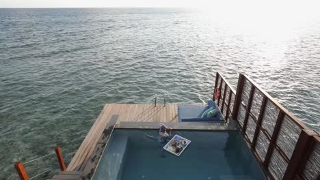 Frau-Genießt-Luxuriösen-Pool-Und-Ein-Schwimmendes-Mittagessen-In-Einer-Privaten-Villa-Auf-Den-Malediven