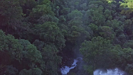 Luftaufnahme-Des-Wasserfalls,-Der-über-Den-Kamm-Und-In-Den-Herbst-Fliegt,-Meseta-De-Chorcha,-Chiriqui,-Panama