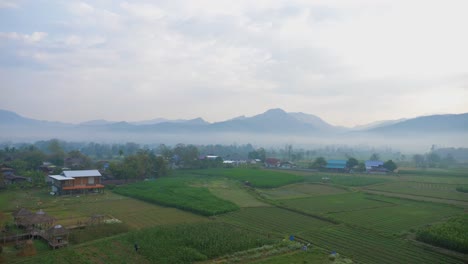 Hermoso-Paisaje-De-Clima-De-Niebla-En-Pua,-Tailandia