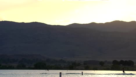 Wassersportaktivitäten-Im-Boulder-Reservoir-Während-Des-Sonnenuntergangs