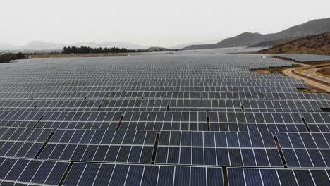 Luftdrohnenaufnahme-Einer-Photovoltaikanlage-An-Einem-Wolkigen-Tag,-Chile-4k