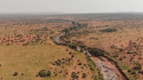 Ein-Fluss,-Der-Durch-Samburu-Massai-Land-In-Kenia-Fließt