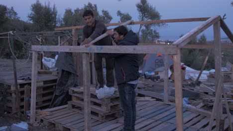 Afghanische-Flüchtlinge-Bauen-In-Der-Abenddämmerung-Im-Dschungel-Des-Flüchtlingslagers-Moria-Provisorische-Unterkünfte