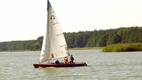 Omega-Yacht-Segelt-Auf-Dem-Wdzydze-See-Im-Kaschubischen-Landschaftspark-In-Der-Woiwodschaft-Pommern
