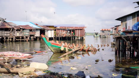 Blick-Auf-Die-Plastikverschmutzung-In-Einem-Schwimmenden-Dorf-In-Kambodscha