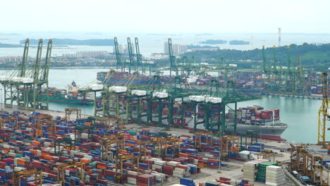 Zeitraffer-Schiffscontainer,-Die-Im-Frachthafen-In-Singapur-Auf-Ein-Frachtschiff-Geladen-Werden
