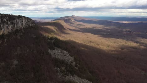 Drohnenüberführung-Catskill-Mountains-Mit-Wunderschönen-Wolkenschatten-Auf-Einer-Felsigen-Klippe
