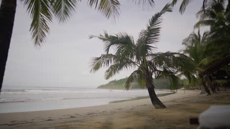 Bewölkter-Morgen-An-Einem-Strand-Mit-Palmen-In-Myanmar