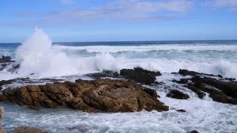 Raue-Meereswellen,-Die-Auf-Die-Felsige-Küste-In-Südafrika-Brechen