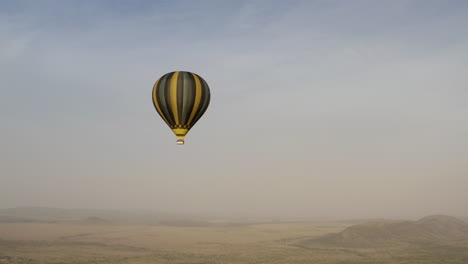 Balloon-floating-over-Serengeti-National-park-in-the-early-morning,-Tanzania
