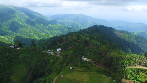 Eine-Luftaufnahme-Der-Blauen-Berge-In-Jamaika-Mit-Blick-Auf-Die-Gemeinde-Portland-Und-Die-Gemeinde-Saint-Thomas