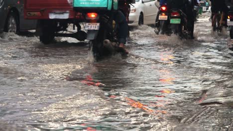 Tráfico-Conduciendo-Por-Las-Calles-Inundadas