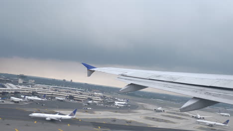 Newark-International-Airport-Airplane-Take-Off