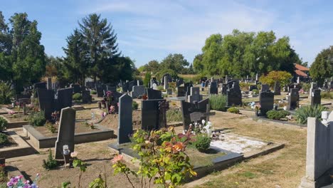 Un-Día-Soleado-En-El-Cementerio-Con-Monumentos-De-Mármol