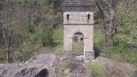 Antiguas-Ruinas-De-Piedra-Escondidas-En-El-Bosque-De-Rishikesh,-India,-Pan-Shot