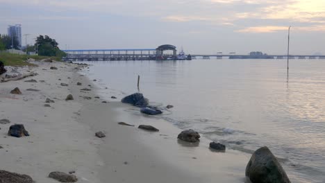 Playa-Y-Puerto-Deportivo-Con-Vistas-Al-Puente-De-Penang-En-El-Borde-De-Georgetown,-Malasia