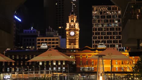 Bahnhof-Flinders-Street-Nachts,-Juli,-2019-Bahnhof-Melbourne,-Bahnhof-Flinders-Street-Melbourne-Lanmark-2019