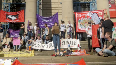 Huelga-Climática-Juvenil-En-El-Centro-De-La-Ciudad-De-Sheffield-2019-Frente-Al-Ayuntamiento-Con-Oradores-Y-Representantes-Jóvenes,-Estudiantes-Y-Adultos-Mayores
