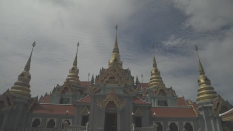 Mirando-El-Templo-En-Tailandia.