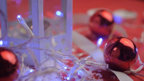 Weihnachtsbeleuchtung-Hintergrund-Mit-Rotem-Papier-Mit-Rotem-Hintergrund-Und-Kugeln
