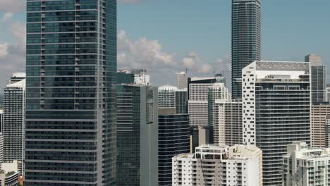 Enge-Luftaufnahme-Von-Brickell,-Der-Sich-Herauszieht,-Um-Die-Uferpromenade-Von-Downtown-Miami-Zu-Enthüllen