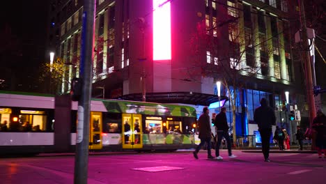 Melbourne-Cbd-Belebte-Kreuzung-Nachts-Melborune-Viel-Verkehr-Nachts-Mit-Straßenbahn,-Autos-Und-Fußgängern
