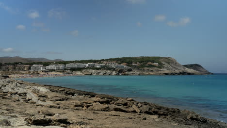 Weite-Aufnahme-Der-Landschaft-Der-Wunderschönen-Bucht-Von-Cala-Anguila-Mit-Einem-Wunderschönen-Türkisfarbenen-Meer,-Porto-Cristo,-Mallorca,-Spanien