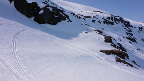 Luftaufnahme-über-Verschneite-Berglandschaft