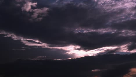 Dunkelviolette-Wolken-Bei-Sonnenuntergang