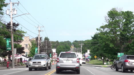 Vermont,-USA---July-4,-2019:-Traffic-on-a-street-in-a-town-in-Vermont,-USA-on-July-4,-2019