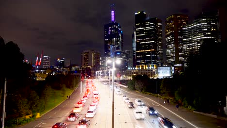 Melbourne-Verkehr-Nächtlicher-Zeitraffer-Auf-Autobahn-Und-Eisenbahn