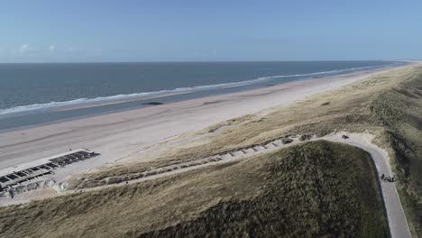 Dünen-In-Den-Niederlanden-Himmelsblick-Drohne-Menschen,-Die-Am-Strand-Spazieren-Gehen