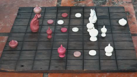Menschen,-Die-Auf-Einem-Selbstgebauten-Schachbrett-Schach-Spielen