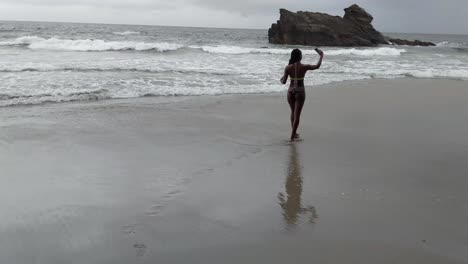 Sexy-Bikini-Model,-Das-In-Den-Ozean-Geht,-Während-Es-Selfies-Von-Ihrem-Gesäß-Macht
