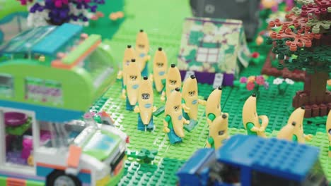 Walking-bananas-made-out-of-LEGO-in-the-holiday-environment-|-SLOWMOTION