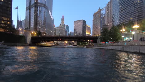 Zeitraffer-Chicago-Riverwalk-View,-Usa,-Vereinigte-Staaten,-Am-Fluss,-Schnell-Vorbeifahrende-Boote,-Innenstadt,-Trumpfturm,-Gebäude,-Stadtbild-Und-Architektur