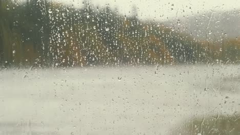 Regentropfen,-Die-Bei-Stürmischem-Wetter-Das-Fenster-Herunterrollen