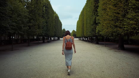 Walking-women-in-a-park-at-the-Schönbrunn-Palace
