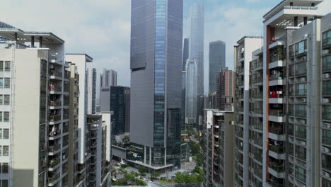 Toma-Aérea-Del-Bloque-De-Viviendas-Del-Centro-De-Guangzhou-Con-Numerosos-Edificios-De-Oficinas-En-El-Fondo-En-Un-Día-Soleado-Por-La-Tarde,-Guangdong,-China