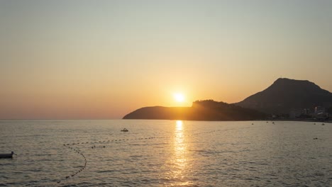 Schöner-Sonnenuntergang-An-Einem-Adriatischen-Seestrand-In-Sutomore-Montenegro-Mit-Berg-Im-Hintergrund