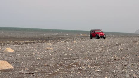 Jeep-Wrangler-Überquerung-Eines-Baches-Am-Strand-Von-Cooks-Inlet-Auf-Der-Halbinsel-Kenai-In-Alaska