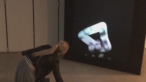 Ai-Roboter-Auf-Dem-Bildschirm-Folgt-Menschlichen-Bewegungen-In-Der-Ausstellung-„ai:-More-Than-Human“,-Barbican