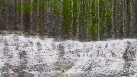 Schöne-Szene-Von-Wasser,-Das-über-Felsen-In-Den-Wasserfällen-In-Einem-Regenwald-Fällt