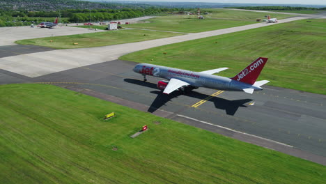 Luftaufnahmen-Eines-Jet2-Flugzeugs,-Das-Ankommt-Und-Auf-Sein-Ankunftsgate-Rollt