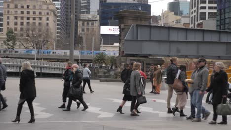 Melbourne-Touristen-Gehen-Brücke-Tagsüber-In-Richtung-Flender-Street-Station